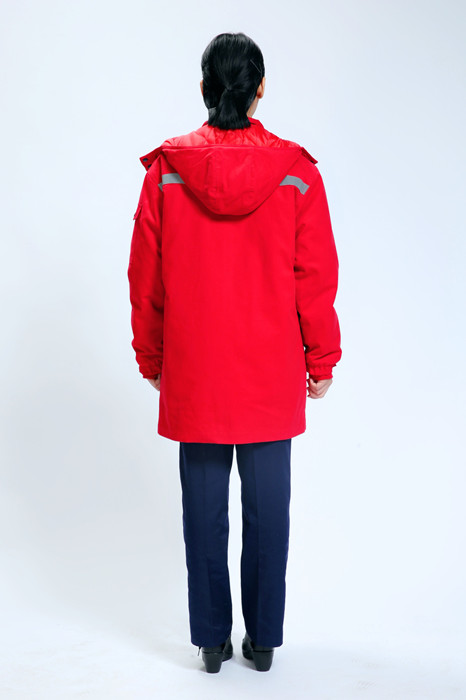 大紅棉衣模特展示背面圖